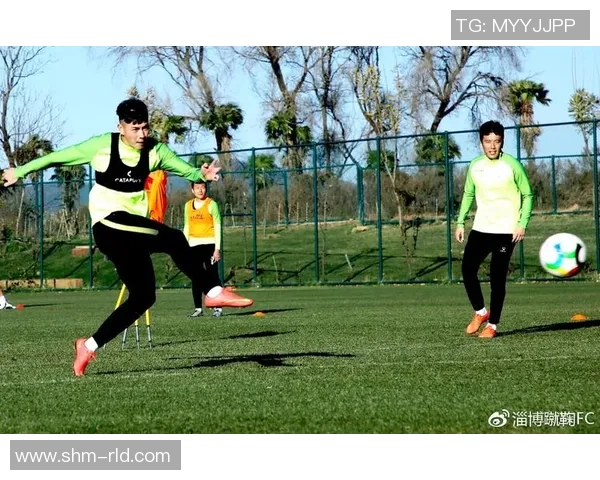 球星亲自示范教非洲少年踢足球 激发热爱与梦想的瞬间 球星亲自示范教非洲少年踢足球 激发热爱与梦想的瞬间