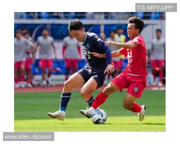 足球场上的激烈对抗：顶级球星冲突引发观众热议与争议