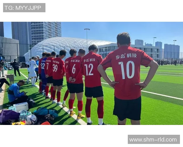 足球星21号闪耀绿茵场带领球队逆转创造传奇辉煌时刻