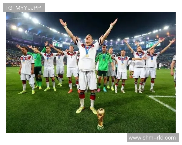 足球明星场边风采：球场外的激情与领导力展示